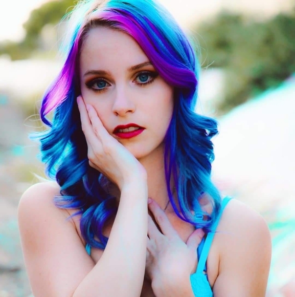 Meet your Posher, Nicole - Picture 1 of 1